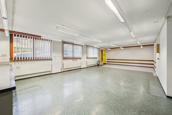 Spacieux bureaux à louer à Develier 4