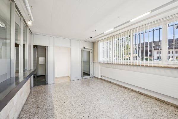 Spacieux bureaux à louer à Develier 11