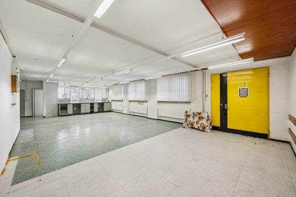 Spacieux bureaux à louer à Develier 6