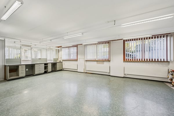 Spacieux bureaux à louer à Develier 9