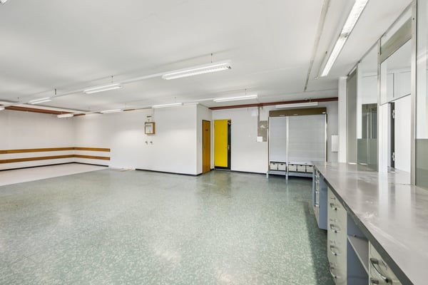Spacieux bureaux à louer à Develier 5