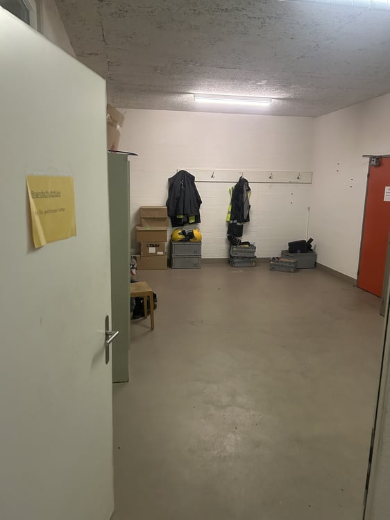 Gewerbefläche EG und Lager/WC 1.UG, Total ca. 170m2 zzgl. der Anlieferung 12