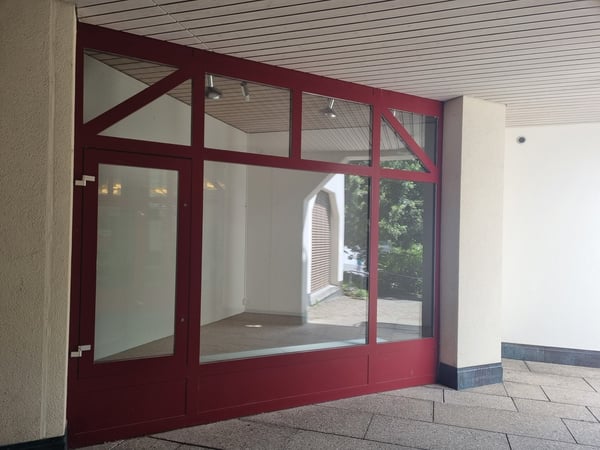 Schaufenster direkt bei der Poststelle in Schwyz 2