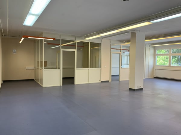 La Tour-de-Peilz, dans l'immeuble abritant la Poste - bureaux au rez 11