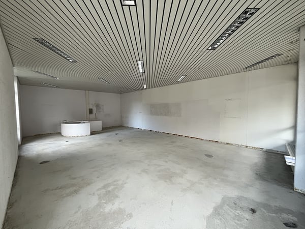 Gewerbeflächen (ehem. Postlokal) mit Parkplätzen 5