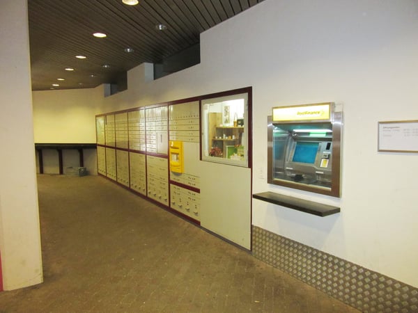 Schaufenster beim Postgebäude in Huttwil 1
