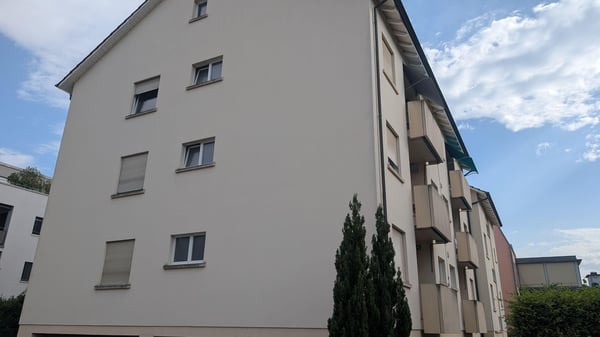 Charmante Dachwohnung mit Cheminée und verglastem Balkon