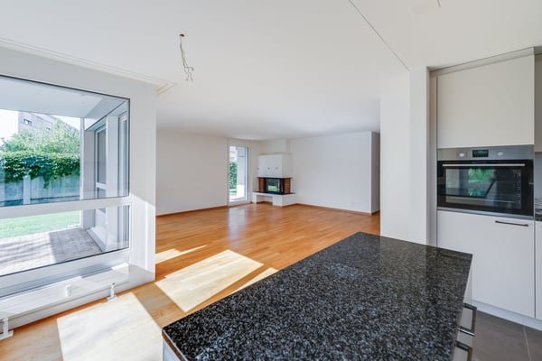 Erdgeschosswohnung mit zwei Sitzplätze und Cheminée