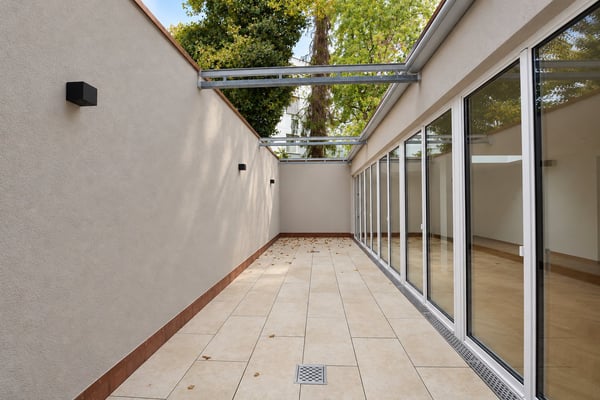 Erstvermietung nach Totalsanierung | Stilvolles Wohnen mit privatem Atrium-Sitzplatz 10