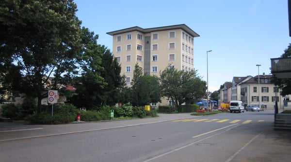 Schöne, helle 2.5-Zi-Wohnung. Sep.Küche, Lift. 5.Etage mit Aussicht! Zentral (Bus+Stadtbahnhof,Läden,See!) 1