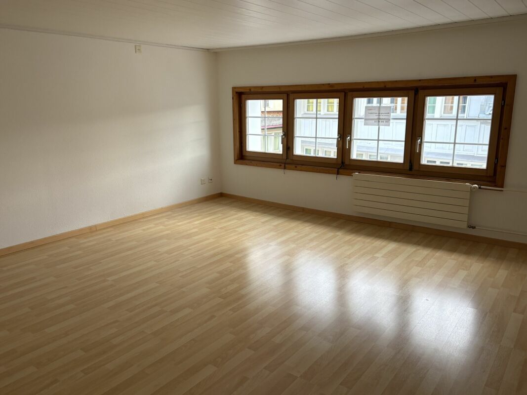 Bijou-Wohnung nahe Zentrum! Raumhöhe 2.12m. Günstig! Hell. Renoviert. 3.0-Zimmer in stilvollem Haus!