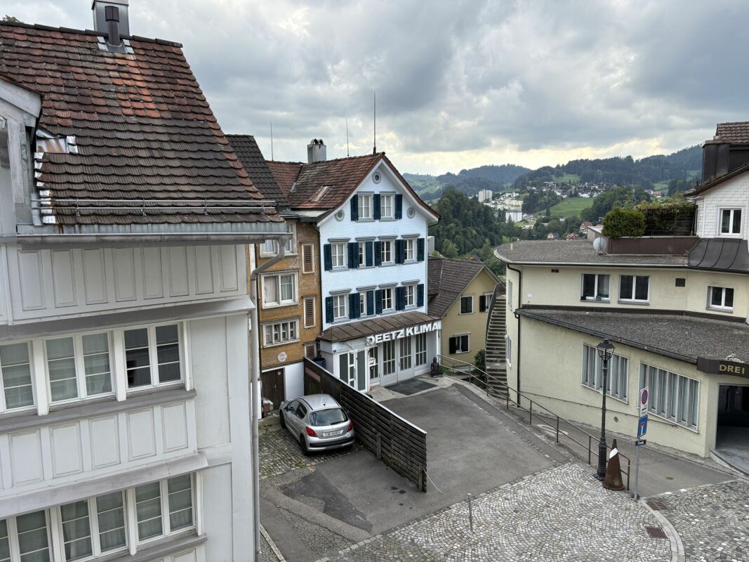 Bijou-Wohnung nahe Zentrum! Raumhöhe 2.12m. Günstig! Hell. Renoviert. 3.0-Zimmer in stilvollem Haus!