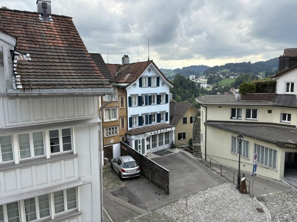 Bijou-Wohnung nahe Zentrum! Raumhöhe 2.12m. Günstig! Hell. Renoviert. 3.0-Zimmer in stilvollem Haus! 4