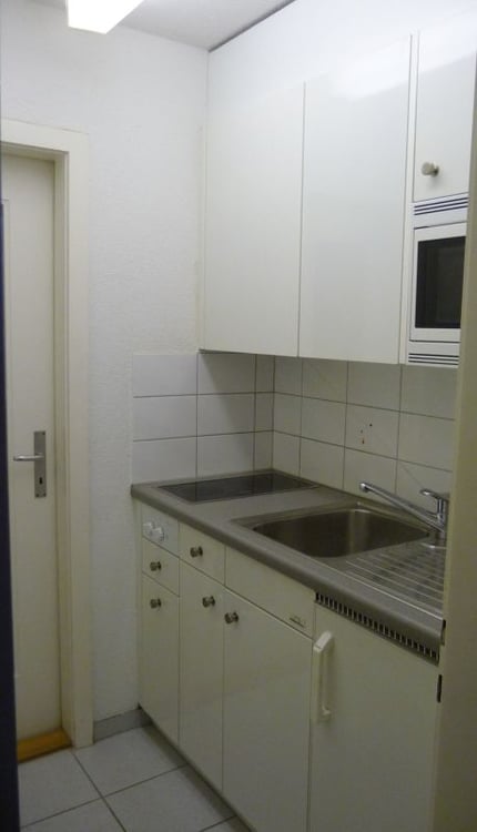 Schöne, helle 2.5-Zi-Wohnung an zentraler Lage. Abgeschlossene Küche. Lift. Aussicht! Bus, Stadtbahnhof, Läden, See. Alles in Gehdistanz! 3