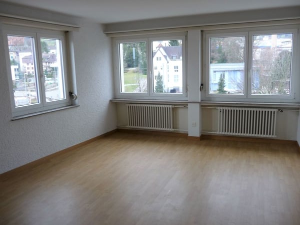 Schöne, helle 2.5-Zi-Wohnung an zentraler Lage. Abgeschlossene Küche. Lift. Aussicht! Bus, Stadtbahnhof, Läden, See. Alles in Gehdistanz! 2
