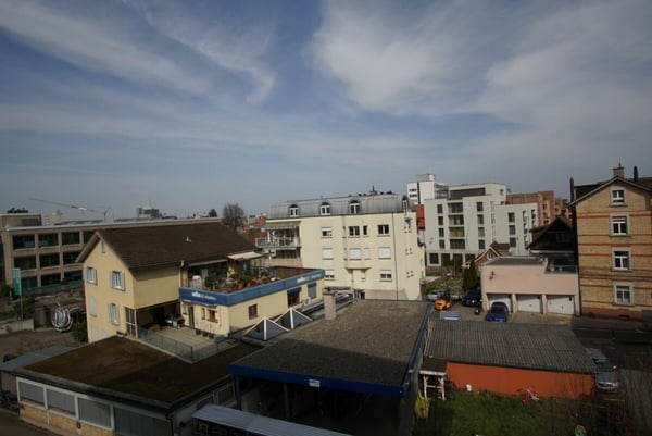schöne, helle, grosse, sehr preiswerte 2.5 Zi-Wohnung. Zentral nahe Stadtbahnhof. Lift und Balkon! 5