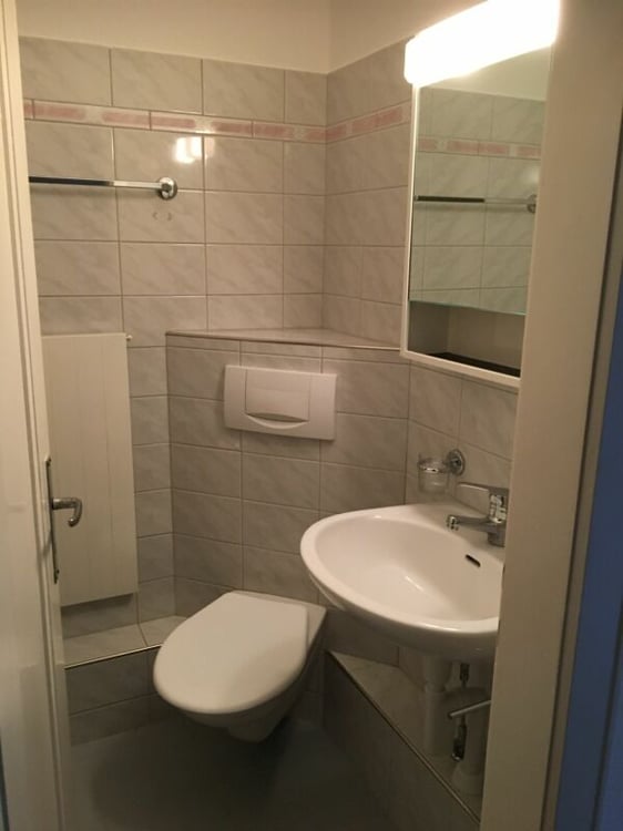 schöne, helle, grosse, sehr preiswerte 2.5 Zi-Wohnung. Zentral nahe Stadtbahnhof. Lift und Balkon! 4