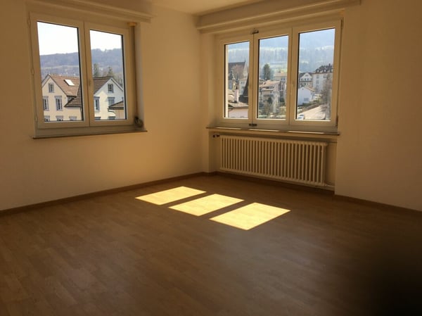 schöne, helle, grosse, sehr preiswerte 2.5 Zi-Wohnung. Zentral nahe Stadtbahnhof. Lift und Balkon! 3