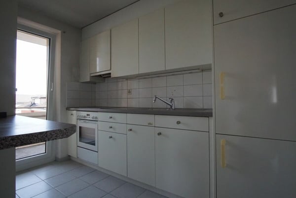 schöne, helle, grosse, sehr preiswerte 2.5 Zi-Wohnung. Zentral nahe Stadtbahnhof. Lift und Balkon! 2