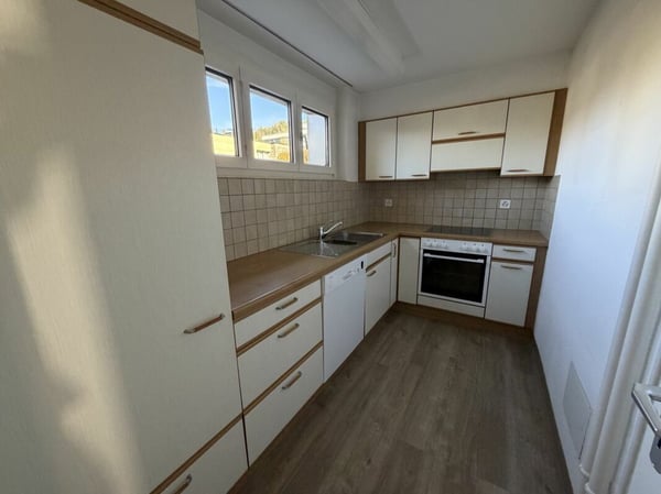Preiswert! schöne, sonnige, grosszügige EG-4.5 Zi-Wohnung mit grossem Balkon und Bergsicht! 8