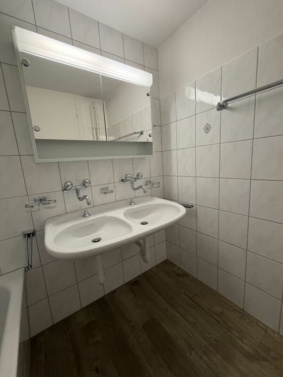 Preiswert! schöne, sonnige, grosszügige EG-4.5 Zi-Wohnung mit grossem Balkon und Bergsicht! 9