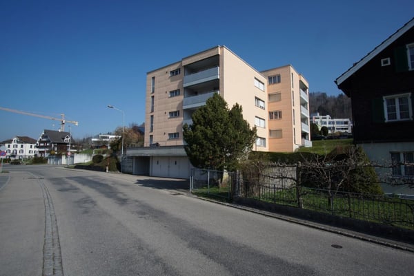 Preiswert! schöne, sonnige, grosszügige EG-4.5 Zi-Wohnung mit grossem Balkon und Bergsicht! 2