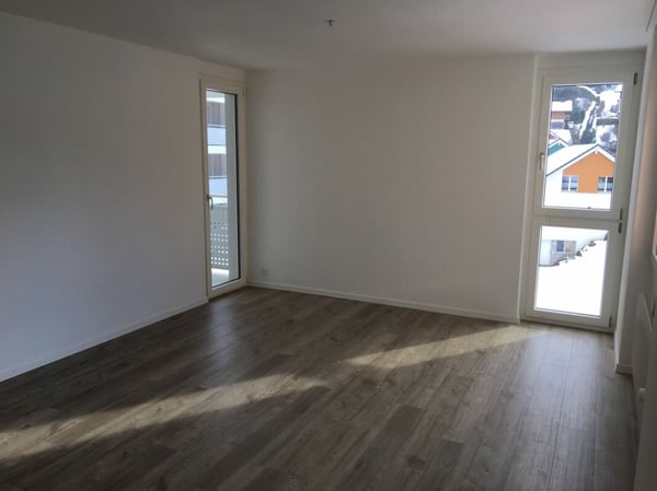 Preiswert! schöne, sonnige, grosszügige EG-4.5 Zi-Wohnung mit grossem Balkon und Bergsicht! 3