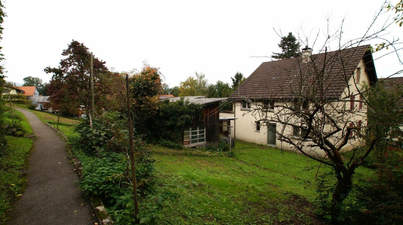 Proprietà vecchia che richiede una ristrutturazione con riserva di terreno edificabile