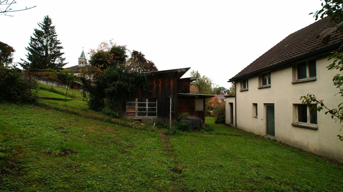 Proprietà vecchia che richiede una ristrutturazione con riserva di terreno edificabile
