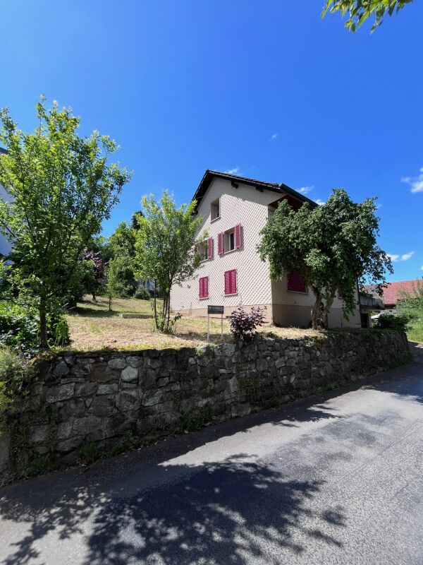 Proprietà vecchia che richiede una ristrutturazione con riserva di terreno edificabile