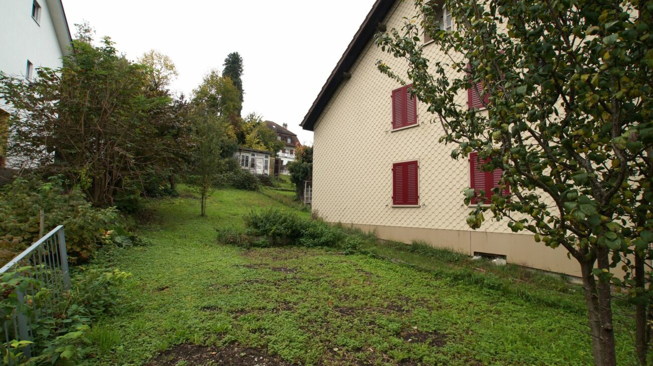 Proprietà vecchia che richiede una ristrutturazione con riserva di terreno edificabile
