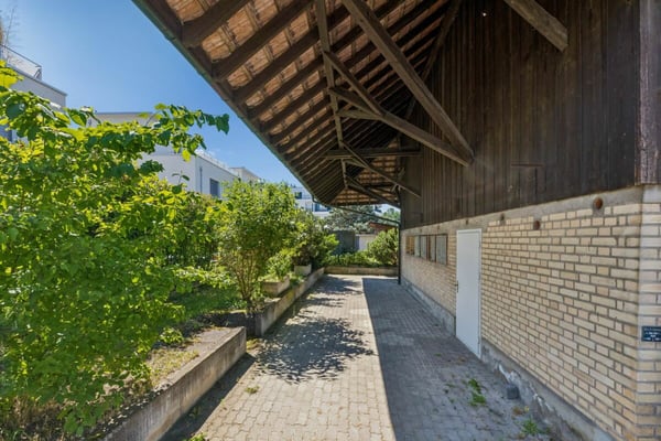 Grosses Bauernhaus mit Scheune / Bauland für Neubauprojekt 20