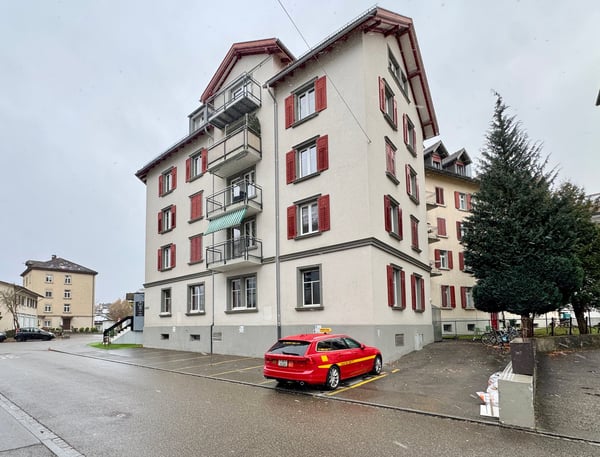 Charmante 2.5-Zimmer-Dachwohnung mit Balkon in St. Gallen