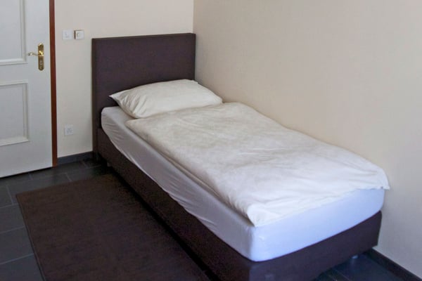 Möbliertes Einzel Studio mit Boxspringbett im Hotel Rössli 1