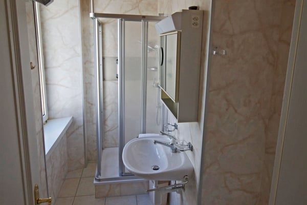 Möbliertes Einzel Studio mit Boxspringbett im Hotel Rössli 3