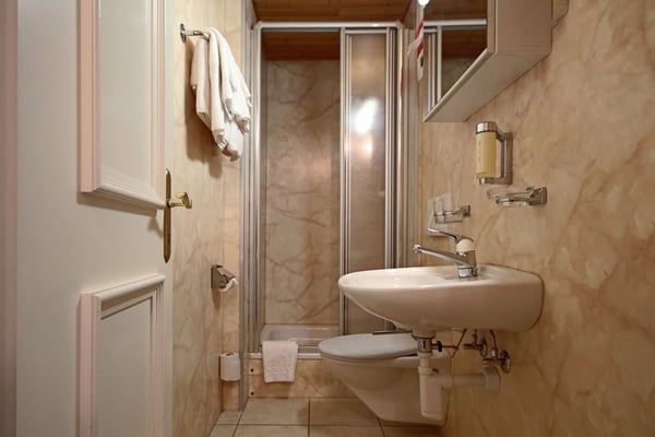 Möbliertes Studio Deluxe mit Boxspringbett im Hotel Rössli 2