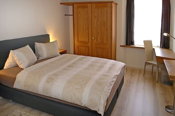 Möbliertes Studio Deluxe mit Boxspringbett im Hotel Rössli 1