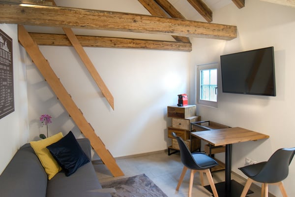 Möbliertes 1-Zimmer Maisonette-Appartement mit schönem Dachgebälk 2