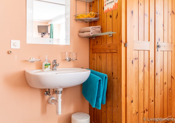 Möbliertes Zimmer mit eigenem Lavabo 3