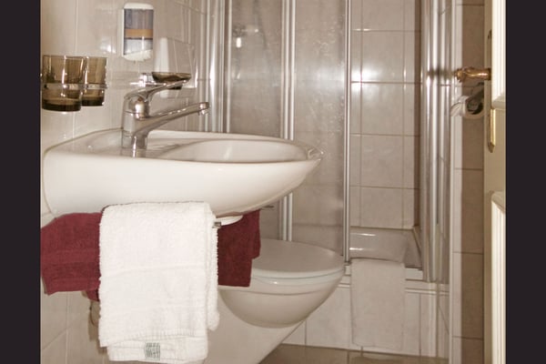 Möbliertes Studio Deluxe mit Boxspringbett im Hotel Rössli 2