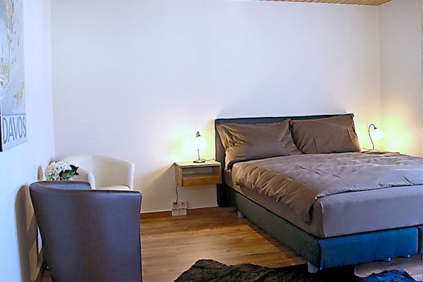 Möbliertes Studio Deluxe mit Boxspringbett im Hotel Rössli 1