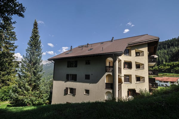 Charmante 2-Zimmer-Wohnung mit Bergpanorama in Scuol 1