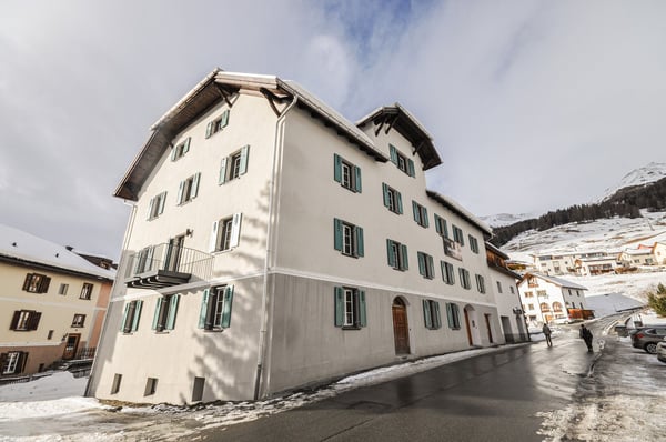 Charmante 4.5-Zimmer-Erstwohnung mit Bergblick im Herzen von Ftan 1