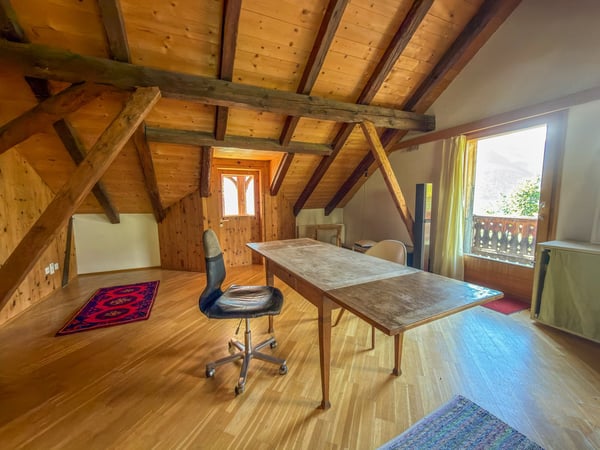 Charmante 5.5-Zimmer-Dachwohnung in Valsot – Historisches Juwel mit Bergflair 5