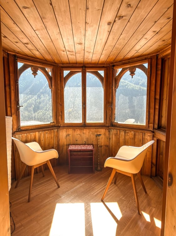 Charmante 5.5-Zimmer-Dachwohnung in Valsot – Historisches Juwel mit Bergflair 6