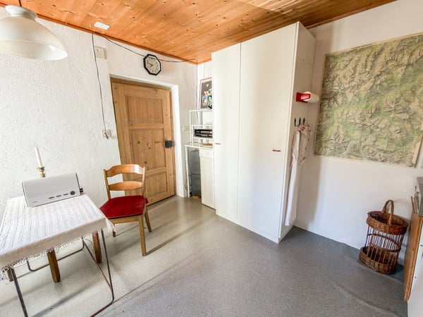 Charmante 5.5-Zimmer-Dachwohnung in Valsot – Historisches Juwel mit Bergflair 12
