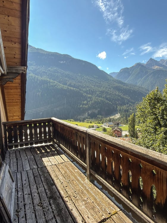 Charmante 5.5-Zimmer-Dachwohnung in Valsot – Historisches Juwel mit Bergflair 8