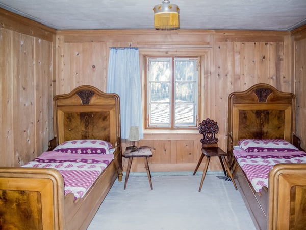 Charmante 5.5-Zimmer-Dachwohnung in Valsot – Historisches Juwel mit Bergflair 14