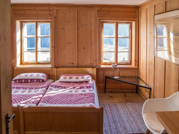 Charmante 5.5-Zimmer-Dachwohnung in Valsot – Historisches Juwel mit Bergflair 13