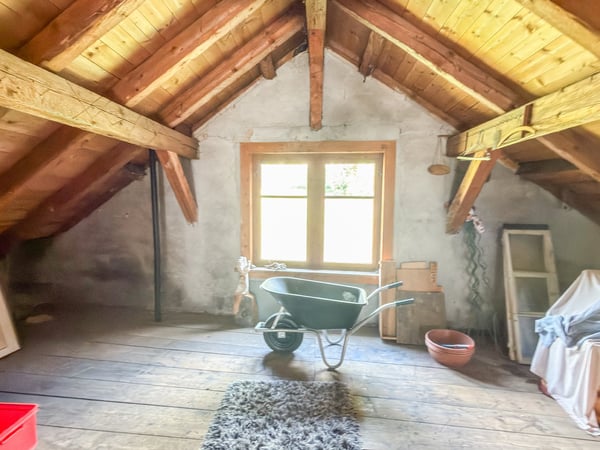 Charmante 5.5-Zimmer-Dachwohnung in Valsot – Historisches Juwel mit Bergflair 16